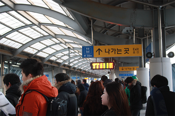 ▲ 승객들이 서울역행 열차를 타기위해 플랫폼에 줄을 서 있다. 열차가 4량으로 운행되기 때문에 이전보다 줄이 길어졌다.