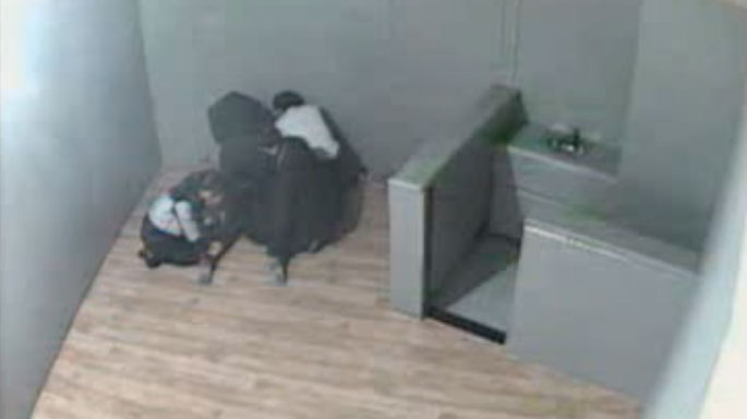 ▲ 2014년 2월 대구성서경찰서 보호유치실에서 김 씨가 경찰에게 제압당하는 모습이 담긴 CCTV.
